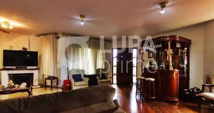 Casa com 5 quartos e 6 vagas de garagem para locação na parada inglesa