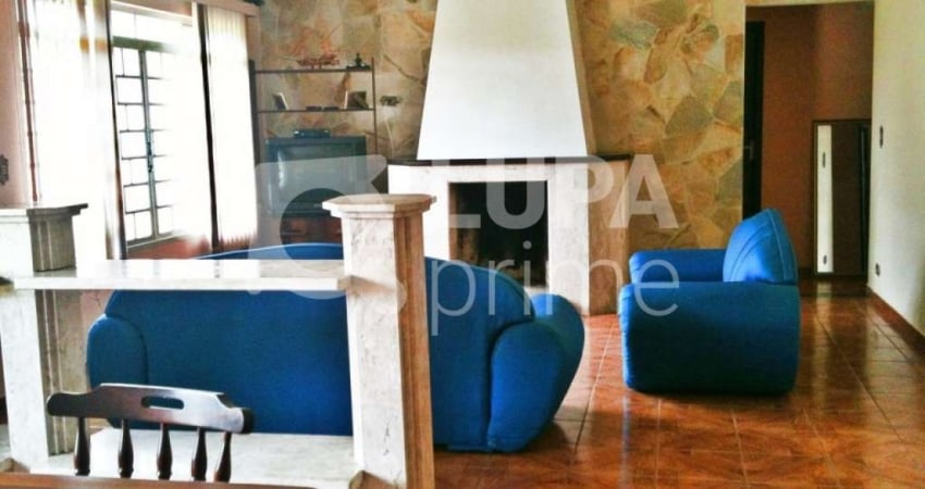 CASA TÉRREA COM 4 QUARTOS E 6 VAGAS DE GARAGEM PARA VENDA EM ATIBAIA