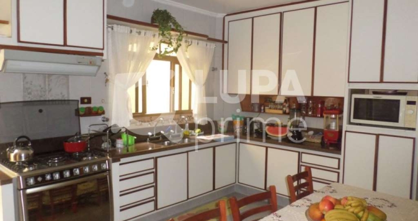 SOBRADO COM 3 QUARTOS E 4 VAGASA PARA VENDA NA VILA MARIA