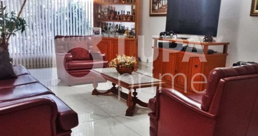 CASA COM 4 QUARTOS E 5 VAGAS DE GARAGEM À VENDA NA VILA MARIA