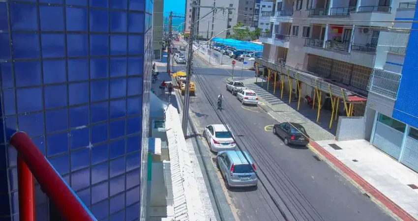 Apartamento dois quartos com suíte, varanda e vista leve para o mar — a poucos passos da praia!