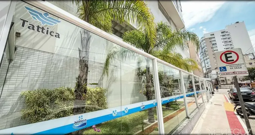 Apartamento mobiliado de 3 quartos na avenida praiana — andar alto, vista para as montanhas e vista discreta para o mar!