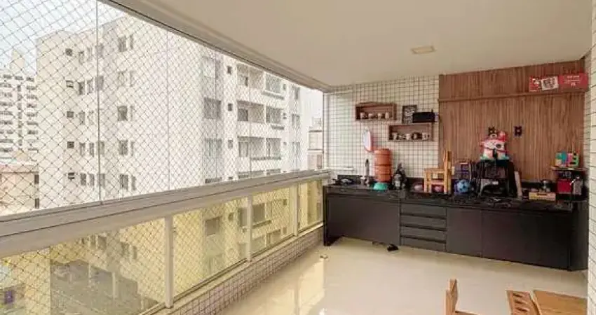 Apto de alto padrão na avenida praiana, próximo ao mar, com excelente valorização.