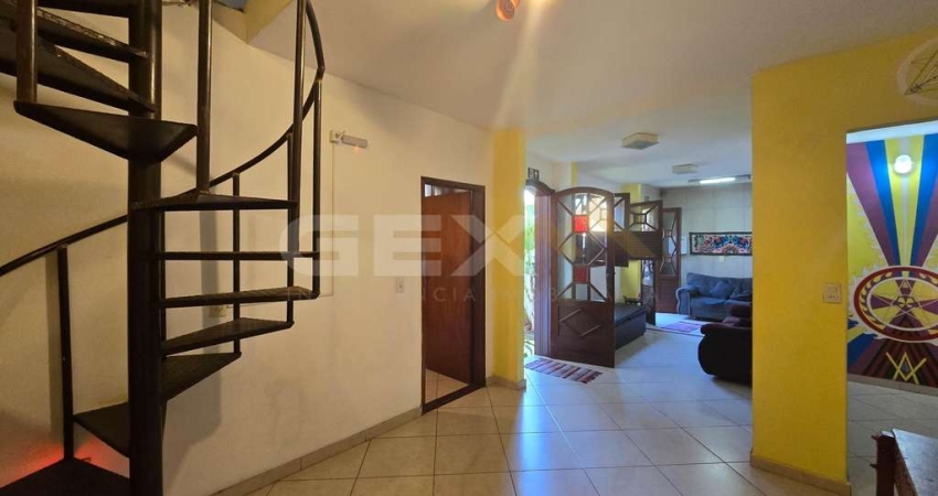 Terreno com 2 casas à venda no bairro Bom Pastor, compostas por 3 quartos e quin