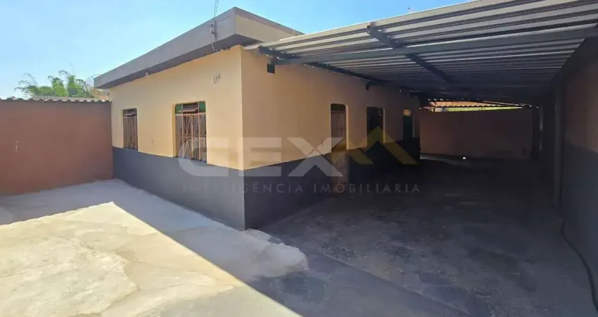 Casa à venda no bairro São Judas, 3 quartos e um quintal amplo.