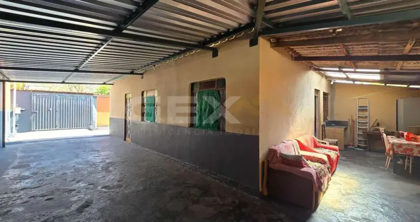 Casa à venda no bairro São Judas, 3 quartos e um quintal amplo.