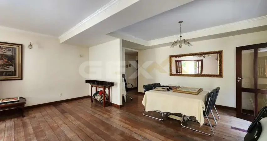 Casa à venda de 3 pavimentos no Centro, 4 quartos, 2 suítes e 2 escritórios inde