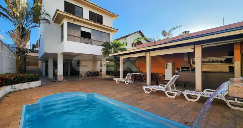 Casa à venda no bairro São José de 3 pavimentos, 5 quartos, 1 suíte e 4 vagas.