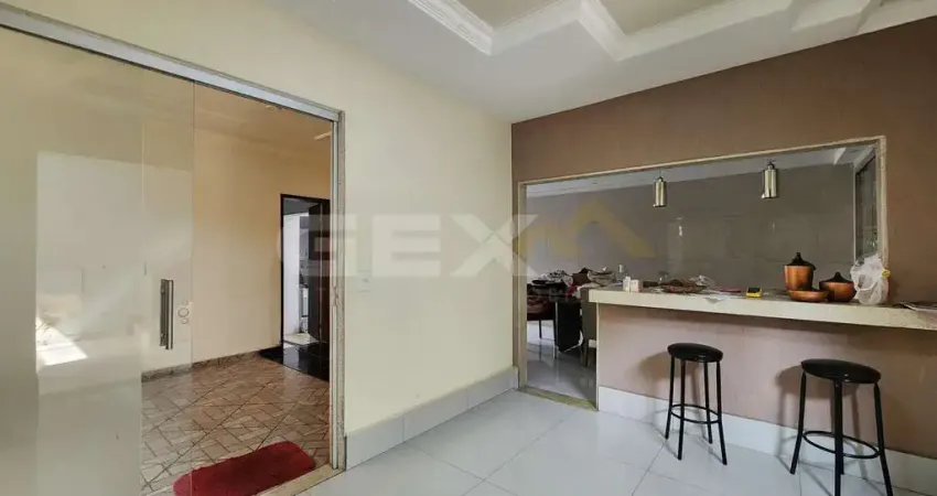 Casa à venda de 3 pavimentos no Santa Tereza, 3 quartos, 1 suíte e área gourmet.