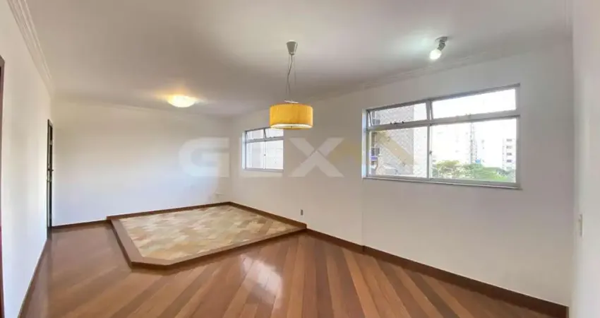 Apartamento à venda no Centro, 3 quartos, 1 suíte com hidromassagem e 2 vagas.