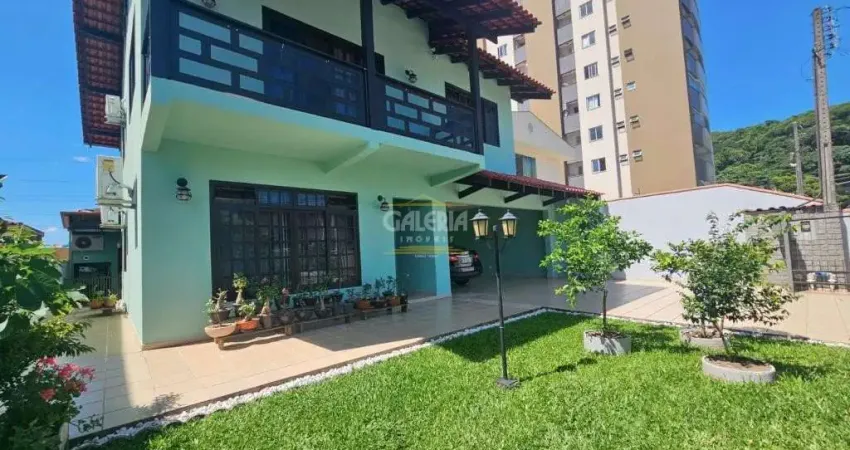 Casa com 6 quartos à venda no Bom Retiro, Joinville