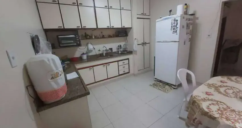 Ótimo apartamento na Rua Ator Paul Gustavo 137 no Miolo de Icaraí, andar alto, sol da manhã, silênci