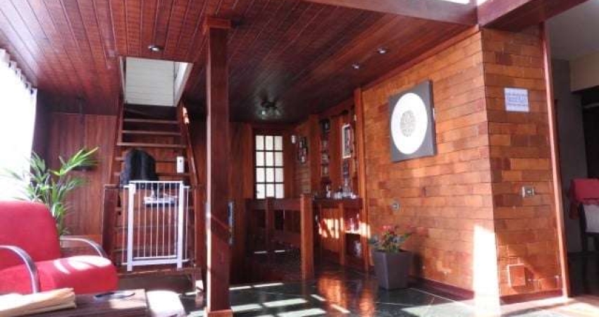 Ótima casa em Condomínio Fechado na Estrada Francisco da Cruz Nunes 1265.