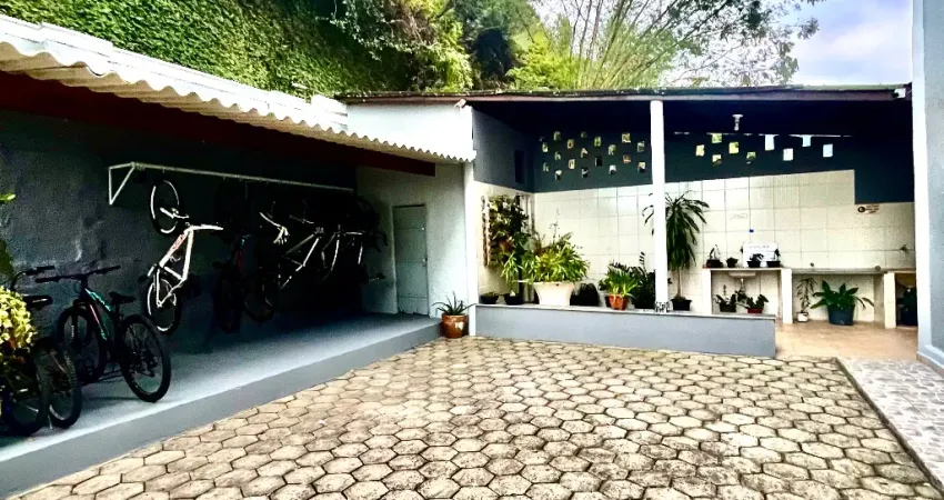 Ótimo Apartamento com 1 quarto, 1 banheiro, 1 vaga, Na Martim de Sá em Caraguatatuba-SP