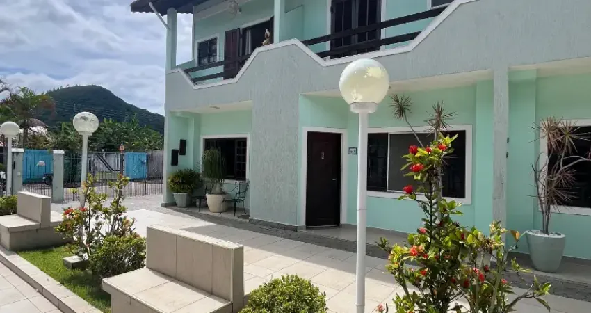 Lindo Sobrado com 2 quartos, 2 banheiros, piscina em Caraguatatuba-SP