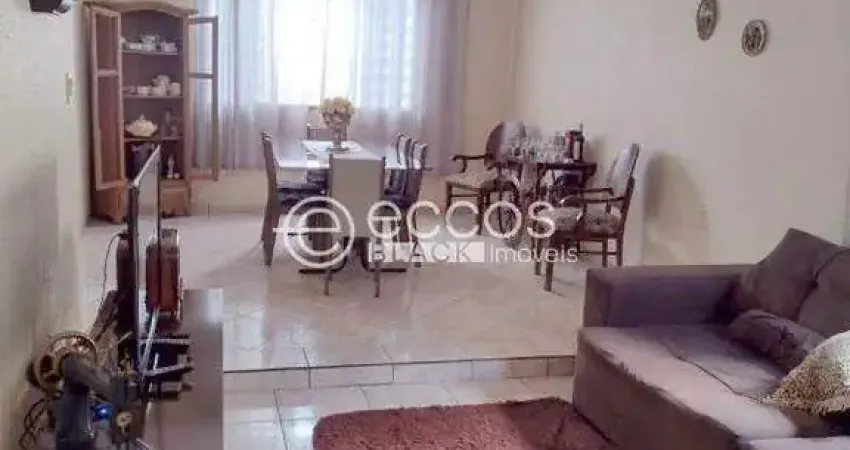 Casa à venda, 3 quartos, 1 suíte, 2 vagas, Jardim Patrícia - Uberlândia/MG