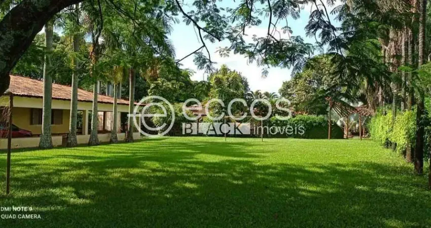 Chácara à venda, 4 quartos, 1 suíte, Jockey Camping - Uberlândia/MG