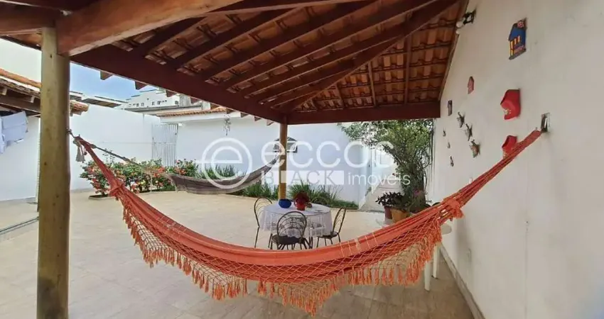 Casa com 3 quartos à venda na Rua Senador Salgado Filho, Tabajaras, Uberlândia