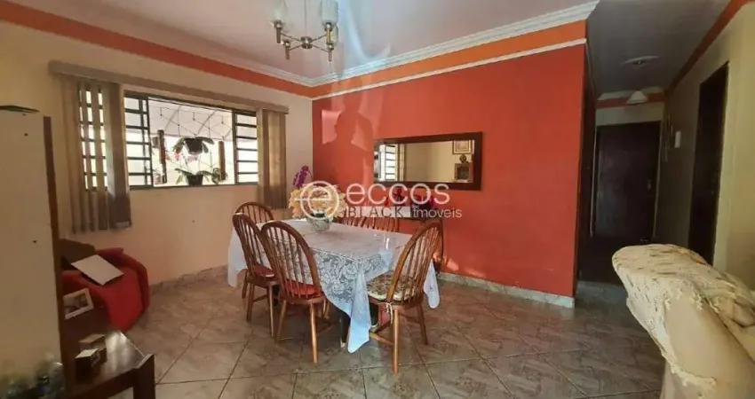 Casa à venda, 3 quartos, 1 suíte, 2 vagas, Carajás - Uberlândia/MG