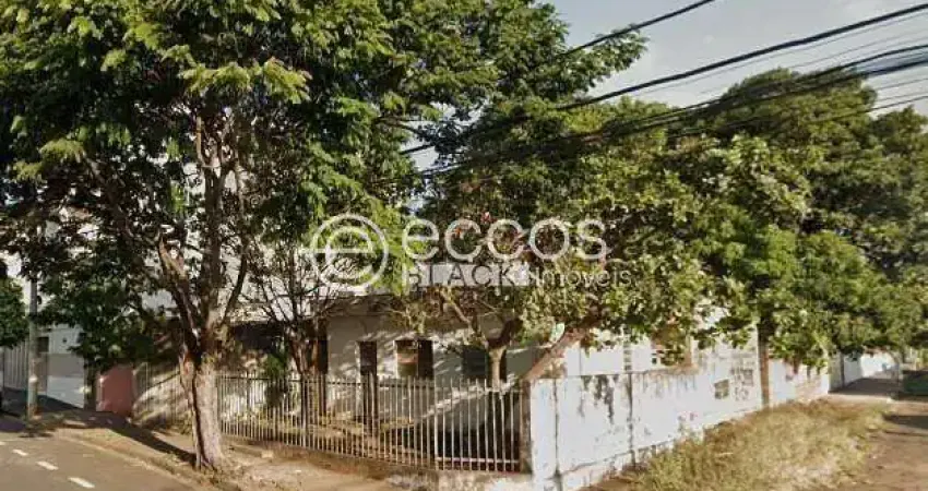 Terreno à venda na Avenida Ortízio Borges, 561, Santa Mônica, Uberlândia