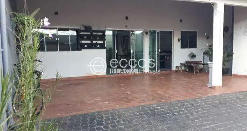 Casa à venda, 3 quartos, 1 suíte, 3 vagas, Cidade Jardim - Uberlândia/MG