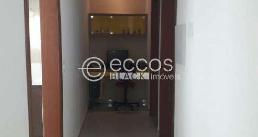 Casa em condomínio à venda, 3 quartos, 1 suíte, 4 vagas, Umuarama - Uberlândia/MG