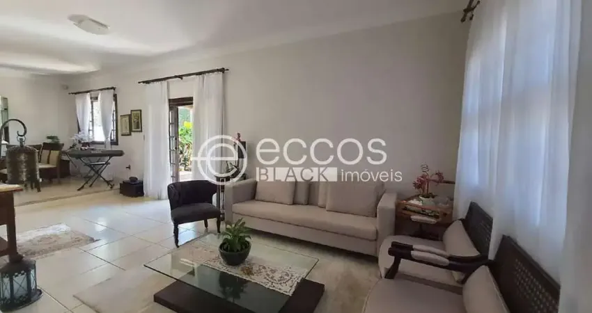 Casa à venda, 3 quartos, 1 suíte, 4 vagas, Cidade Jardim - Uberlândia/MG