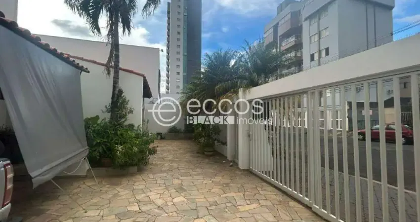 Casa à venda, 4 quartos, 1 suíte, 5 vagas, Saraiva - Uberlândia/MG