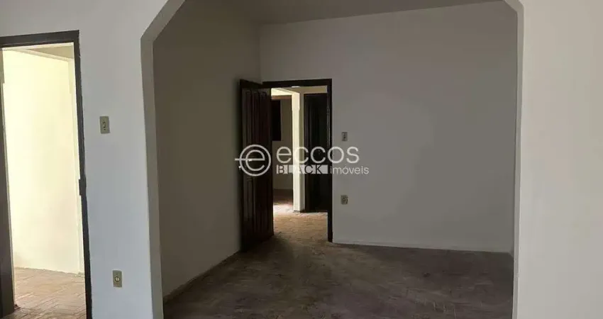 Casa com 3 quartos para alugar na Rua Marciano Santos, --, Centro, Araguari