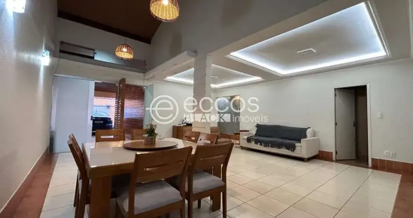 Casa à venda, 4 quartos, 3 suítes, 4 vagas, Santa Mônica - Uberlândia/MG