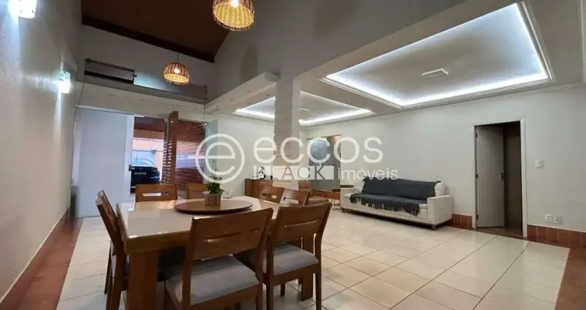 Casa à venda, 4 quartos, 3 suítes, 4 vagas, santa mônica - uberlândia/mg