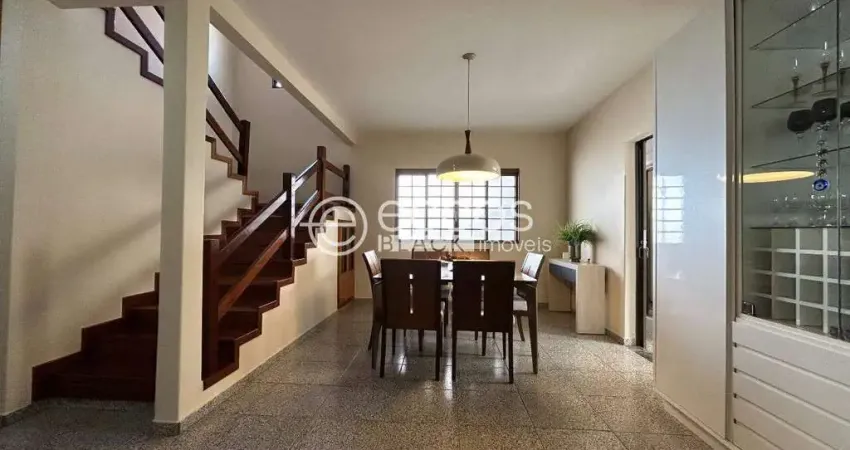 Casa à venda, 3 quartos, 1 suíte, 3 vagas, Santa Mônica - Uberlândia/MG