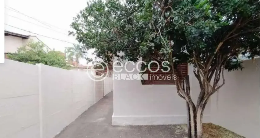 Casa com 2 quartos à venda na Avenida Estrêla do Sul, Osvaldo Rezende, Uberlândia