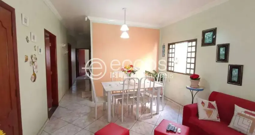 Casa à venda, 3 quartos, 1 suíte, 3 vagas, Granada - Uberlândia/MG