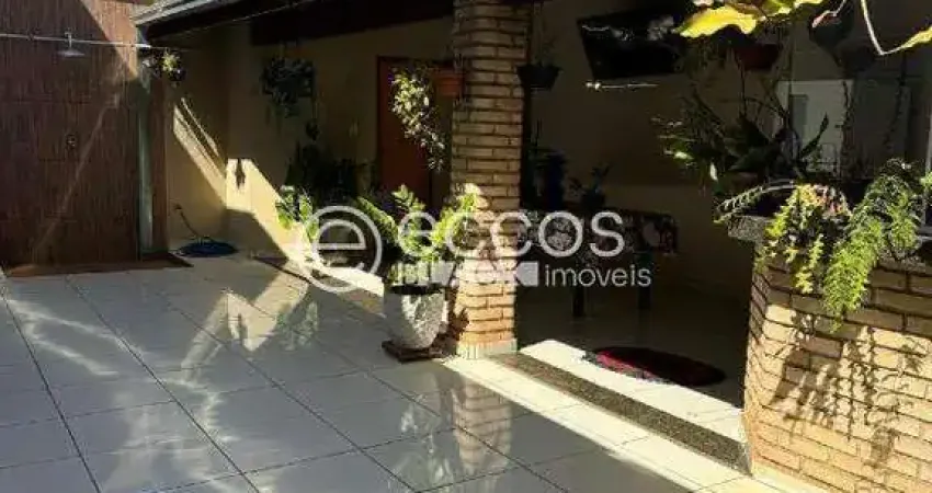 Casa à venda, 3 quartos, 1 suíte, 3 vagas, Santa Rosa - Uberlândia/MG