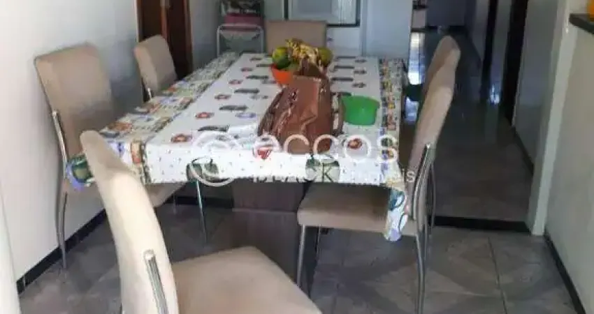 Casa à venda, 3 quartos, 1 suíte, 3 vagas, Granada - Uberlândia/MG