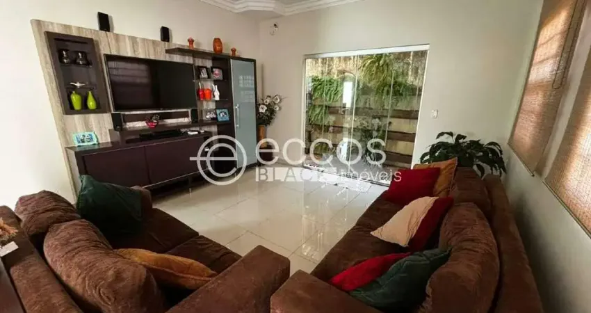 Casa à venda, 4 quartos, 1 suíte, 2 vagas, Santa Mônica - Uberlândia/MG
