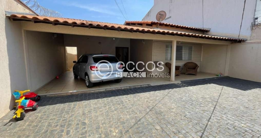 Casa à venda, 3 quartos, 2 suítes, 2 vagas, Umuarama - Uberlândia/MG