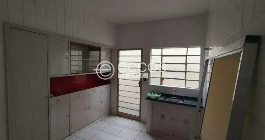 Casa com 3 quartos para alugar na Rua Pedro Nasciutti, --, Centro, Araguari