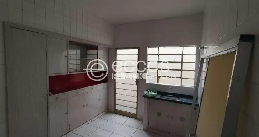 Casa com 3 quartos para alugar na Rua Pedro Nasciutti, 371, Centro, Araguari