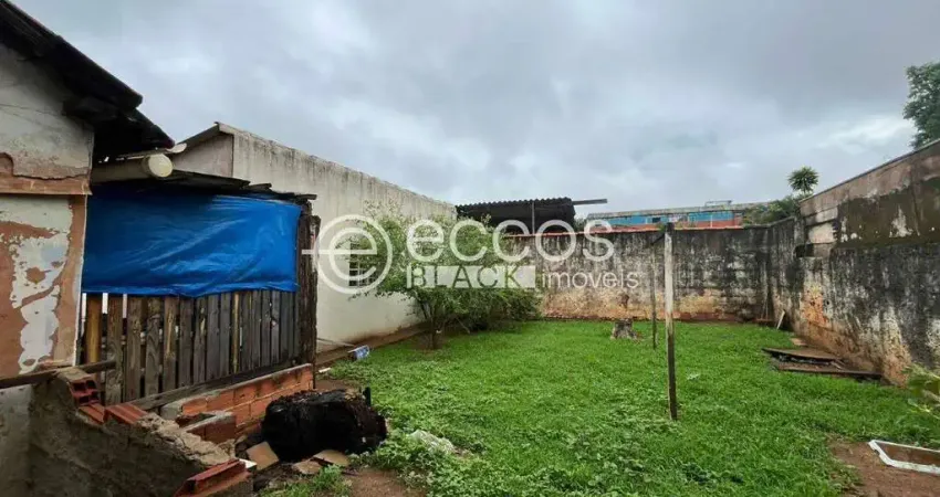 Terreno à venda na Rua Curitiba, Brasil, Uberlândia