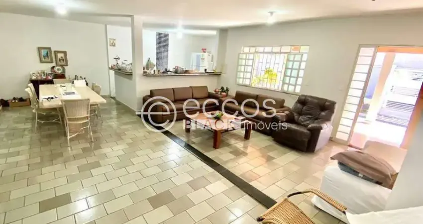 Casa à venda, 6 quartos, 3 suítes, 4 vagas, santa mônica - uberlândia/mg