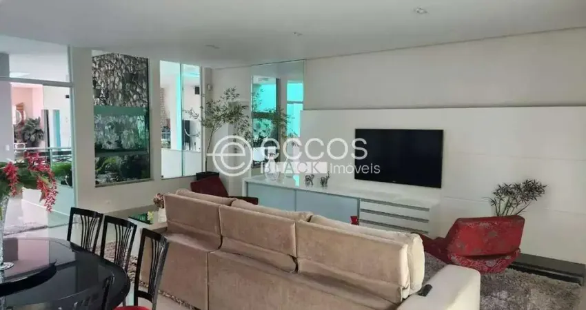 Casa à venda, 3 quartos, 3 suítes, 8 vagas, Planalto - Uberlândia/MG