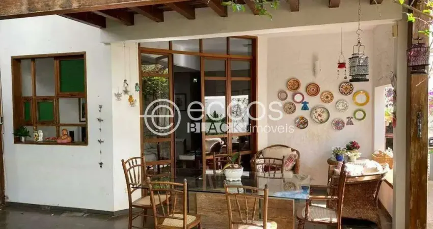 Casa à venda, 4 quartos, 2 suítes, 2 vagas, saraiva - uberlândia/mg