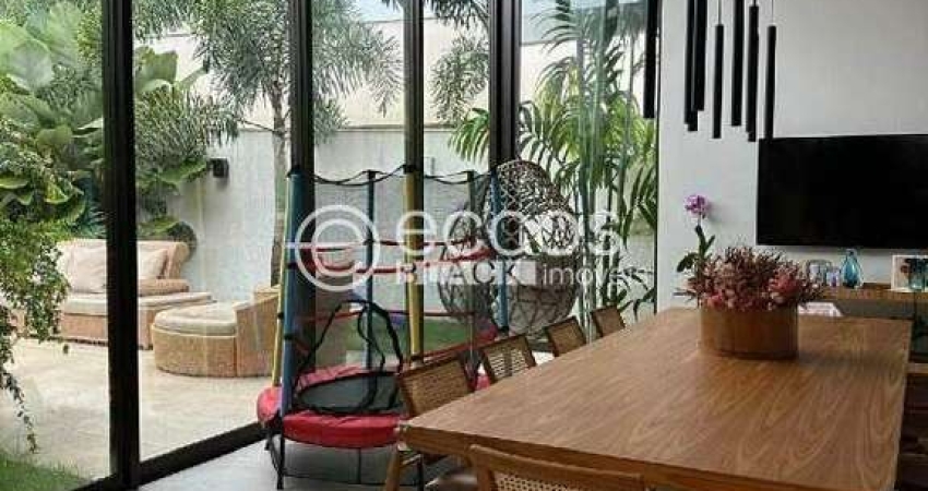 Casa em condomínio à venda, 3 quartos, 3 suítes, 2 vagas, Jardim Sul - Uberlândia/MG