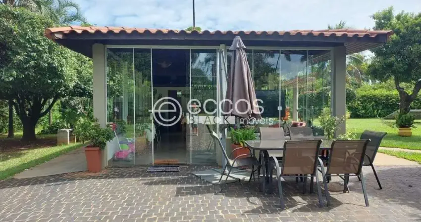 Casa à venda com 4 suítes, vagas cobertas para 4 carros, condomínio morada do sol, Uberlândia/MG