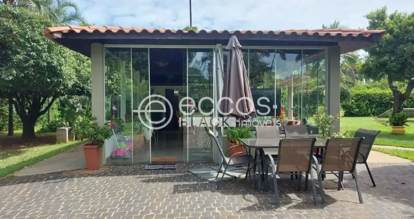 Casa à venda com 4 suítes, vagas cobertas para 4 carros, condomínio morada do sol, uberlândia/mg