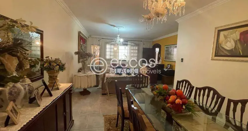 Casa à venda, 4 quartos, 1 suíte, 2 vagas, Aclimação - Uberlândia/MG