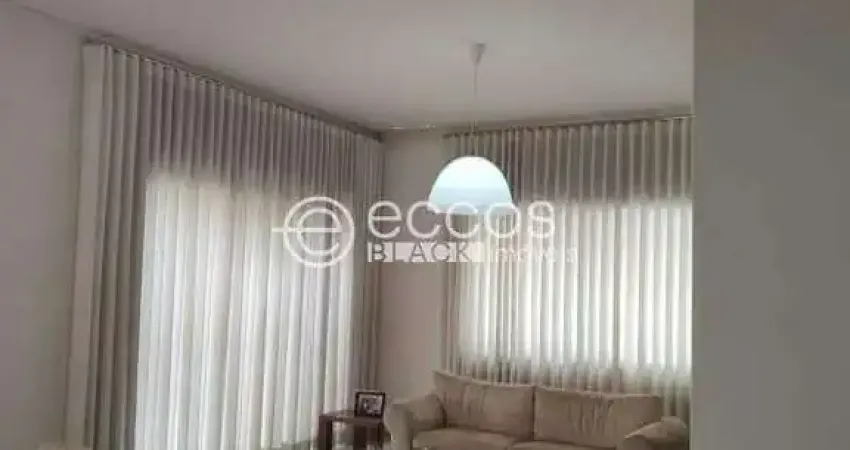 Casa à venda, 3 quartos, 1 suíte, 2 vagas, Centro - Uberlândia/MG