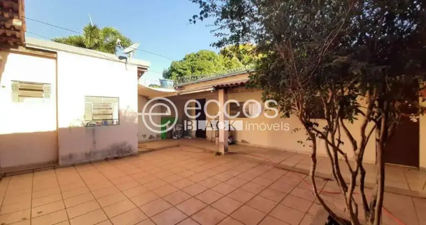 Casa para aluguel, 5 quartos, 2 suítes, 3 vagas, Umuarama - Uberlândia/MG